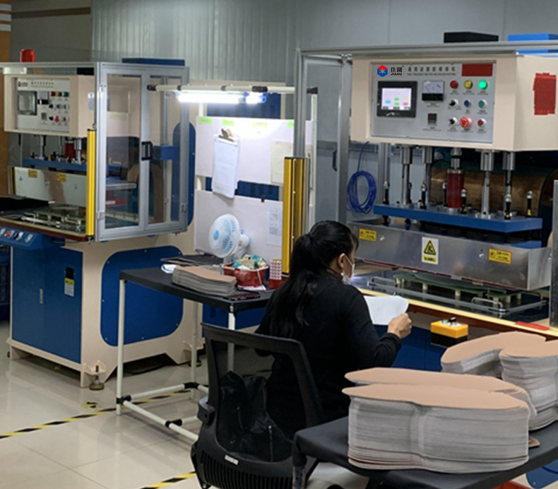 1673340158672507.jpg 皮革壓花機高周波壓花機_副本_副本.jpg